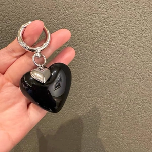 Creative resin heart keychain with black and silver charms for bags and car keys