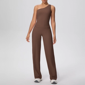 Ensemble de yoga marron avec débardeur asymétrique et pantalon de fitness large