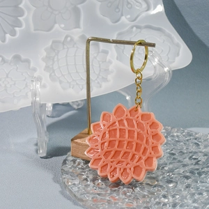 Detalle del colgante de girasol de resina rosa con cadena dorada y molde de silicona DIY