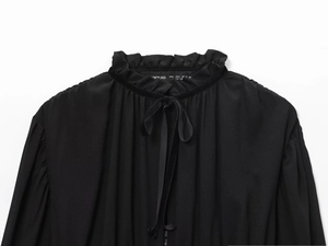 Detailansicht des Rüschenkragens und der Schleife an einer schwarzen Georgette-Bluse