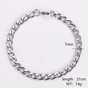 Détail du bracelet gourmette en acier inoxydable argenté de 7mm de large et 21cm long