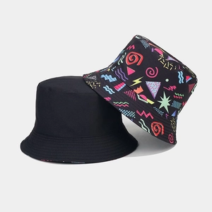 Dettaglio delle cuciture su un cappello a secchiello reversibile nero e con motivi geometrici