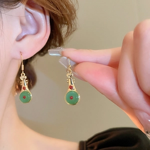 Boucles d'oreilles luth de style chinois avec perles de jade et placage en or