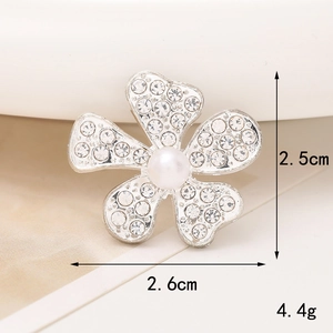 Vista detallada del amuleto de flor con perlas de 2,6 cm con dimensiones y peso