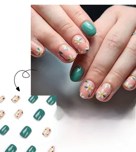 Dettagli di unghie finte verde scuro lucido con fiori di margherita e layout prodotto
