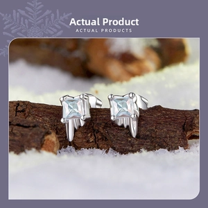 Detail von S925 Sterling Silber Schneeflocken Ohrringen mit Zirkonia auf Rindenstruktur