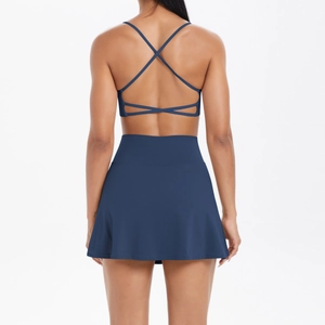 Detail von marineblauem Sport-BH mit überkreuzten Trägern und Tennisrock mit hoher Taille