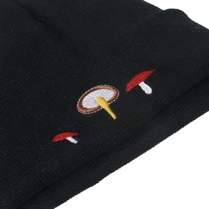Berretto invernale da donna in maglia nera con ricami di funghi colorati e dettagli