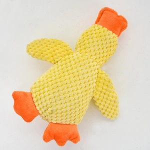 Dettaglio della trama in pile di mais giallo e becco arancione del peluche per animali