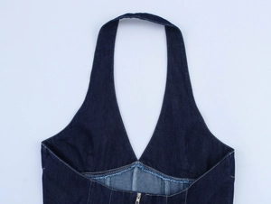 Détail de la robe en jean dos nu avec fermeture éclair métallique et coutures précises
