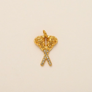 Pendentif crosse de lacrosse plaqué or 18 carats avec cristaux sur fond beige