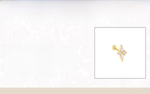 Détail d'une boucle d'oreille fleur en argent 925 avec zircon cubique et placage platine