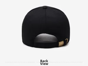 Dettaglio posteriore del cappellino nero in cotone con fibbia in metallo ottone antico