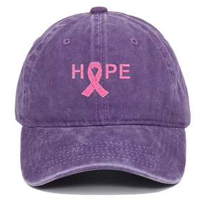 Detail der lila Baumwoll-Basecap mit rosa HOPE-Stickerei und Logo gegen Brustkrebs