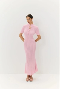 Dettaglio della maglia di un abito lungo rosa con trama di tessitura traforata