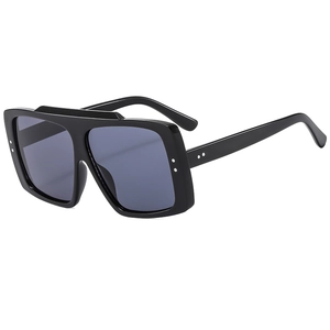 Lunettes de soleil carrées oversize noires avec verres gris et détails en métal argenté