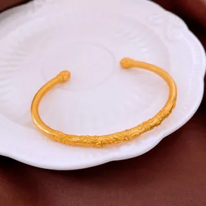 Vintage style gold-plated hollow four-leaf clover bangle with pearl detailing and floral texture