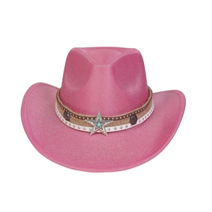 Détail d'un chapeau de cowboy rose avec ornement étoile argentée et bande cloutée