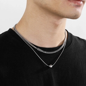 Gros plan d'un collier double épaisseur en acier titane argenté avec pendentif carré sur mannequin