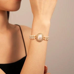 Bracelet double rangée de perles vintage avec pièce centrale ovale en strass dorés