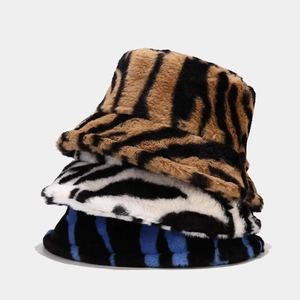 Bobs épais en peluche avec rayures de tigre en fausse fourrure en marron, blanc et bleu