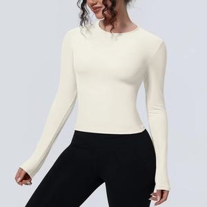 Détail du t-shirt de yoga respirant à manches longues coupe slim blanc crème