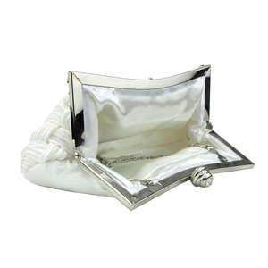 Detailansicht der weißen Satin-Abendtasche mit Webstruktur und silberner Kette