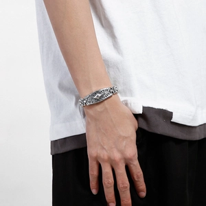 Retro Silbernes breites Metallarmband mit 3D-Relieftextur und Rauten-Mittelstück