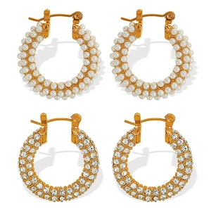 Boucles d'oreilles créoles dorées en C avec perles et strass au design minimaliste