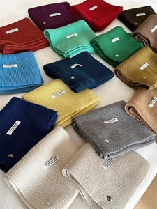 Sciarpe in lana a maglia spessa multicolore con etichette fatte a mano e bottoni