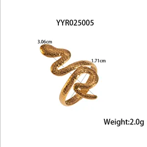 Detailed size chart showing 1.71cm inner diameter for snake-shaped golden steel ring