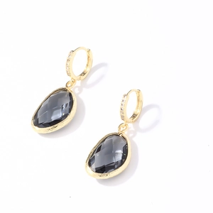 Boucles d'oreilles vintage dorées avec pierres de cristal gris foncé et détails pavés