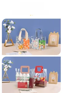 Détail de sacs cadeaux en PVC transparent avec motifs marguerites et poignées robustes