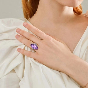 Luxe zilveren ring met een grote marquise geslepen paarse edelsteen en vintage gegraveerd