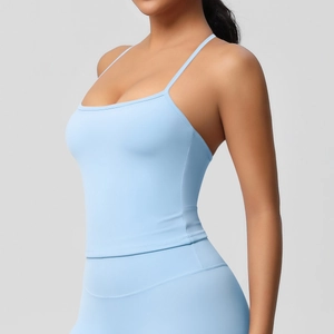 Dettaglio del top da yoga celeste con spalline sottili e texture liscia elastica