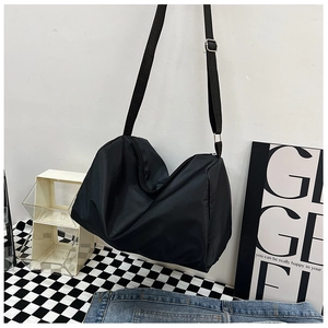 Dettaglio di una borsa a tracolla in nylon nero impermeabile con tracolla regolabile