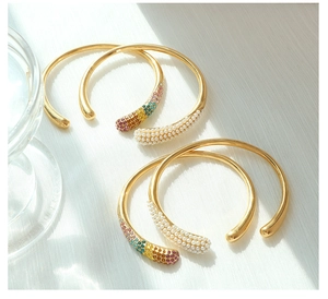 Détail d'un ensemble de bracelets plaqués or 18k avec perles et strass colorés