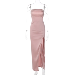 Dettaglio dell'abito in raso rosa cipria con taglio aderente ed elegante spacco laterale alto