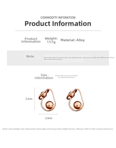 Détail de boucles d'oreilles boules géométriques or rose de 3,2 cm sur 2,4 cm