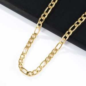 Detailed macro view of the gold-plated stainless steel Figaro chain links with high shine