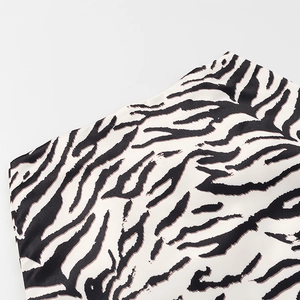 Nahaufnahme des schwarz-weißen Zebramusters auf glattem Polyester-Stoffdetail