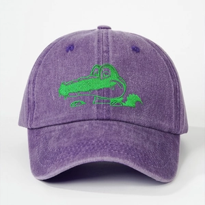 Dettaglio del berretto da baseball in cotone lavato viola con ricamo coccodrillo