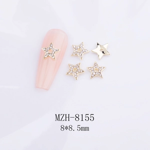 Détail de bijoux d'ongles en forme d'étoile dorée de 8,5 mm avec strass étincelants