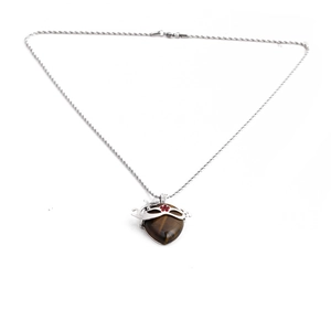 Collier chaîne torsadée avec pendentif cœur œil de tigre, nuages argentés et fleurs rouges