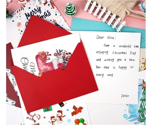 Vue détaillée des cartes de Noël avec enveloppes et vœux de fin d'année manuscrits