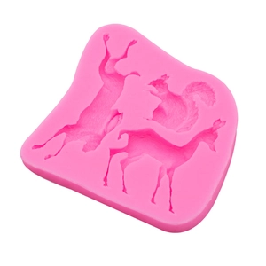 Rosa Silikonform mit Rentier- und Eichhörnchenmotiven für Weihnachts-Schokolade und Fondant