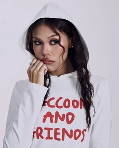 Detail des roten RACCOON AND FRIENDS Buchstabendrucks auf weißem Y2K Slim Hoodie