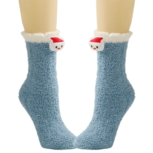 Detailansicht blauer Plüsch-Weihnachtssocken mit 3D-Weihnachtsmann und weichem Pelzbesatz