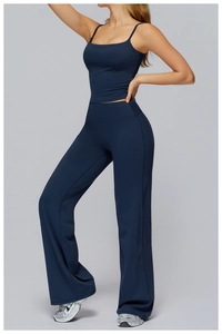 Détail de l'ensemble de yoga bleu marine extensible montrant la texture fine du tissu sportif