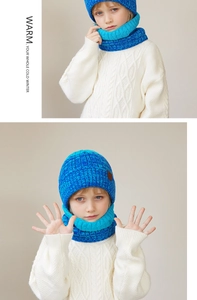 Detail van blauwe gebreide wintermuts en sjaalset voor kinderen met fleece voering